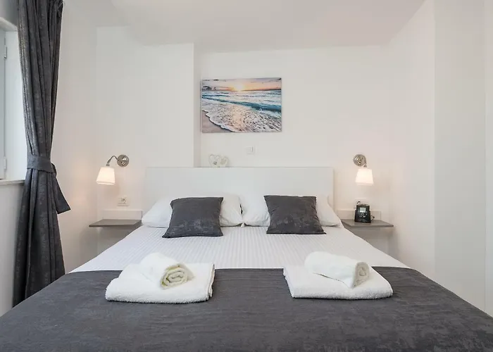 S & V Deluxe Apartments