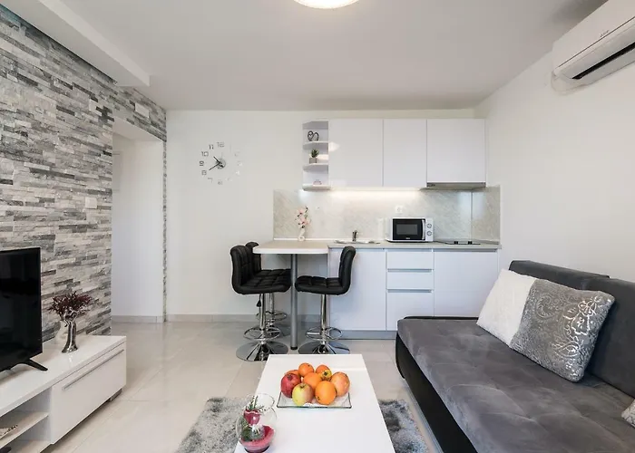 S & V Deluxe Apartments